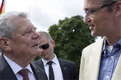 Prof. Pegelow Kaplan in conversation about the Center with then German President Joachim Gauck in Berlin